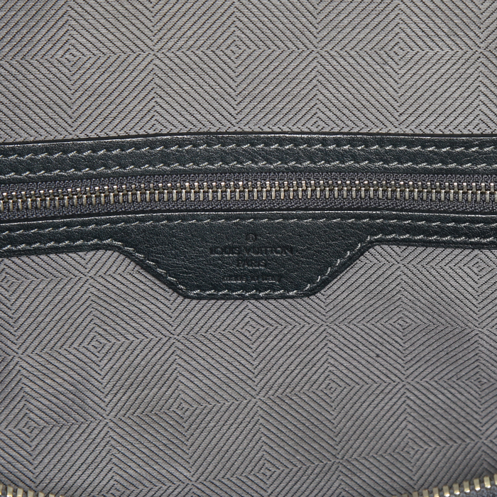 Sac de voyage Louis Vuitton Keepall 45 en cuir grainé noir - Detail D4