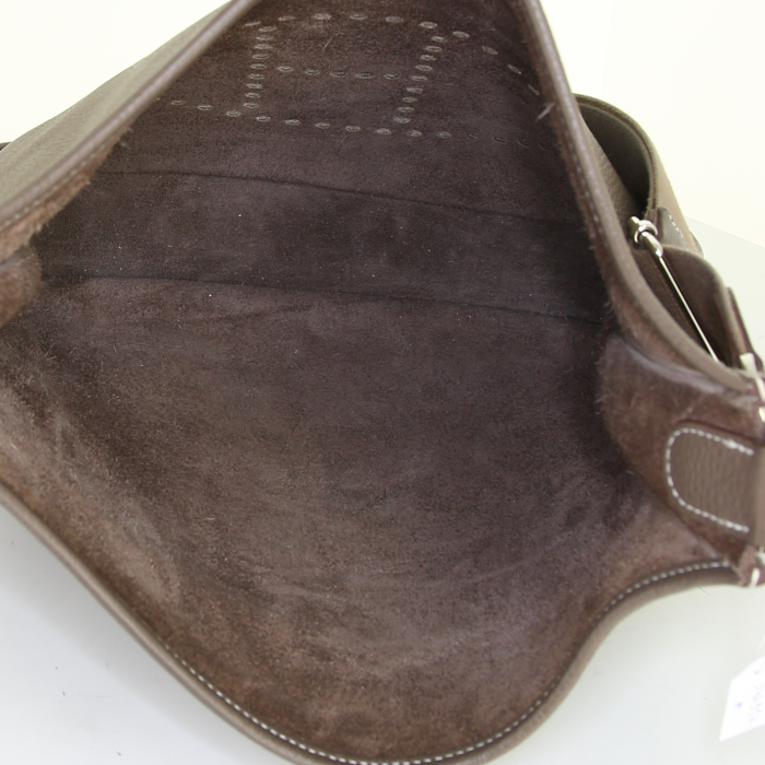 Sac bandoulière Hermes Evelyne moyen modèle en cuir togo étoupe - Detail D2