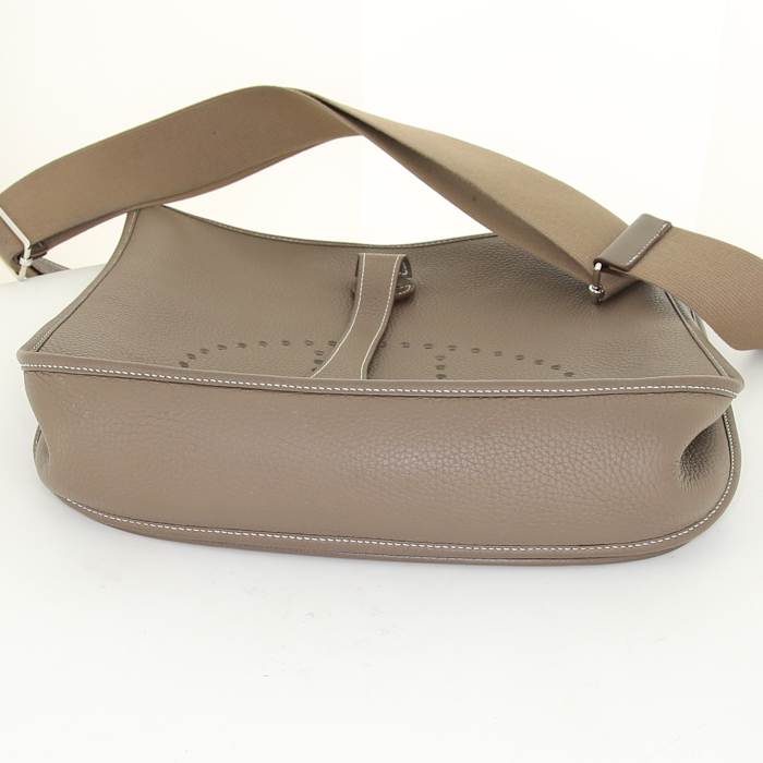 Sac bandoulière Hermes Evelyne moyen modèle en cuir togo étoupe - Detail D4