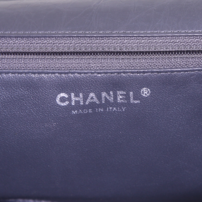 Bolso bandolera Chanel 2.55 en cuero acolchado gris antracita - Detail D4