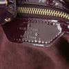Sac à main Louis Vuitton Surya en cuir vernis monogram violet - Detail D3 thumbnail