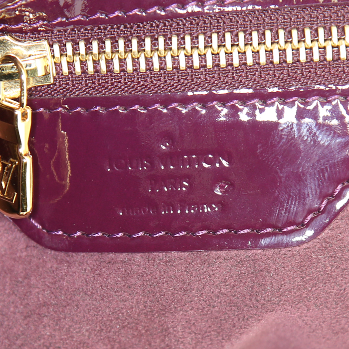 Bolso de mano Louis Vuitton Surya en charol Monogram violeta - Detail D5