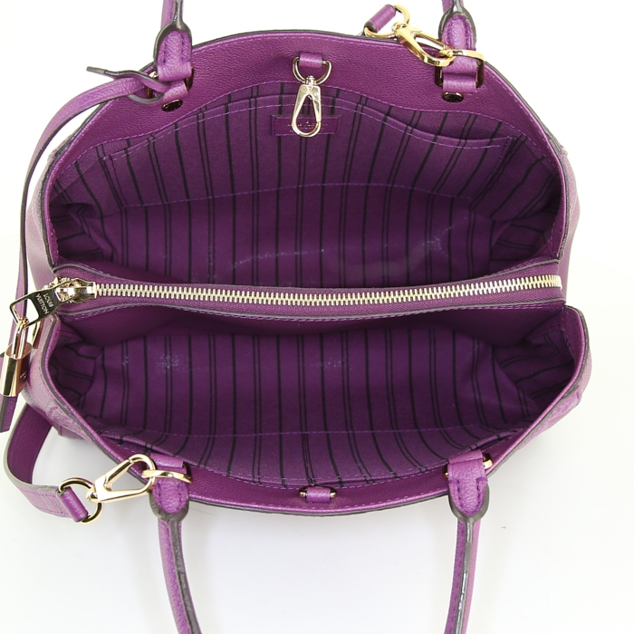 Bolso de mano Louis Vuitton Montaigne modelo mediano en cuero monogram huella violeta - Detail D3