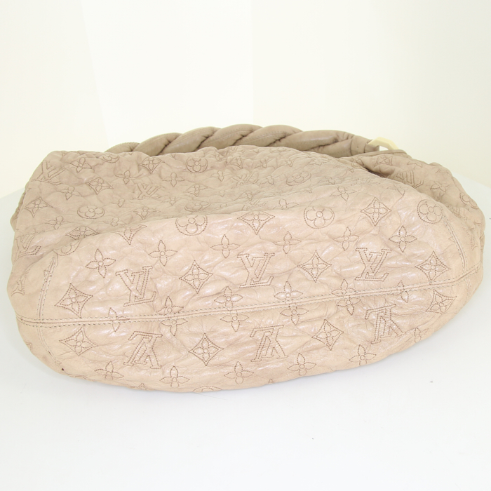 Bolso para llevar al hombro o en la mano Louis Vuitton Nimbus en cuero Monogram beige - Detail D4