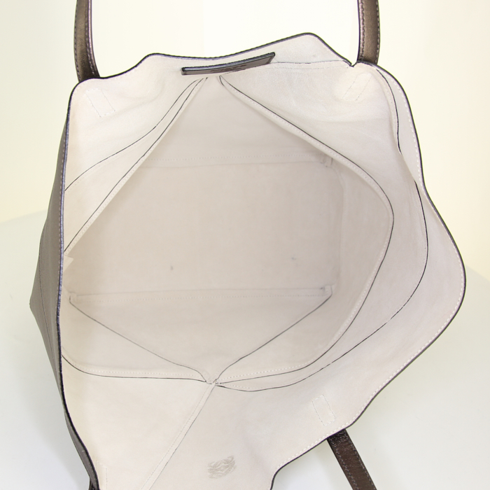 Loewe shopping bag in golden brown leather - Detail D2