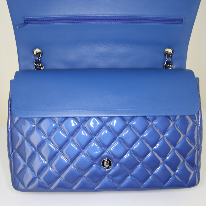 Chanel Timeless jumbo handbag in metallic blue patent quilted leather - Detail D3