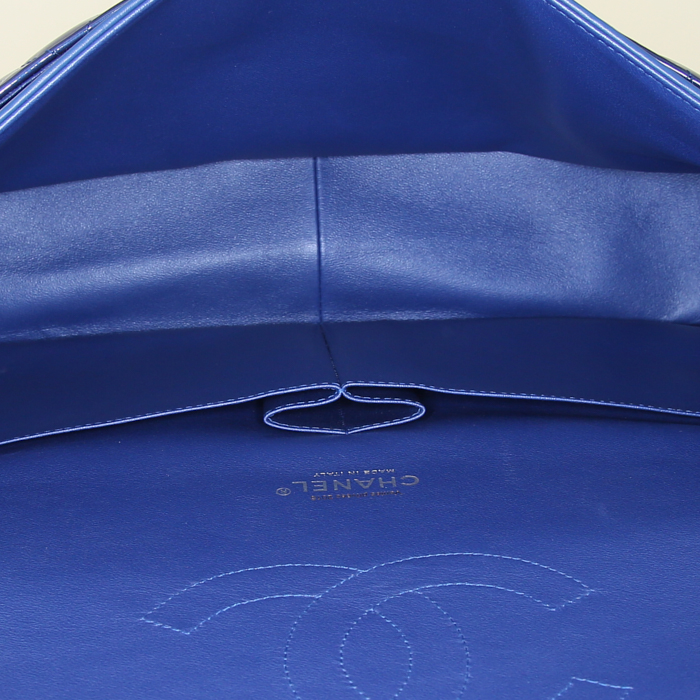Borsa Chanel Timeless jumbo in pelle verniciata e foderata blu metallizzato - Detail D4