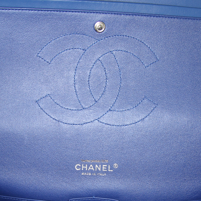 Chanel Timeless jumbo handbag in metallic blue patent quilted leather - Detail D5