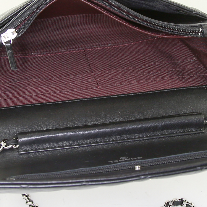 Sac bandoulière Chanel Wallet on Chain en cuir matelassé noir - Detail D2