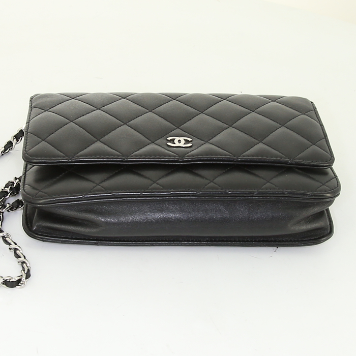 Sac bandoulière Chanel Wallet on Chain en cuir matelassé noir - Detail D4