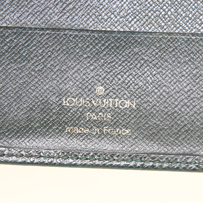 Billetera Louis Vuitton en cuero taiga verde oscuro - Detail D3
