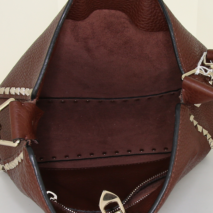 Valentino Garavani Rockstud shoulder bag in brown grained leather - Detail D2