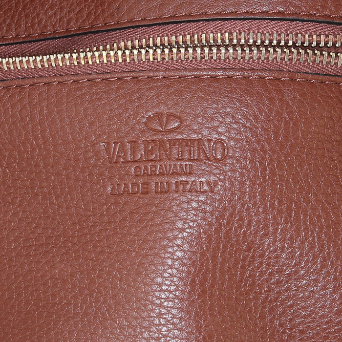 Valentino Garavani Rockstud shoulder bag in brown grained leather - Detail D3