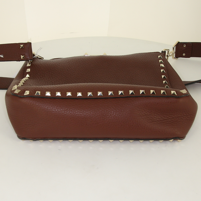 Valentino Garavani Rockstud shoulder bag in brown grained leather - Detail D4