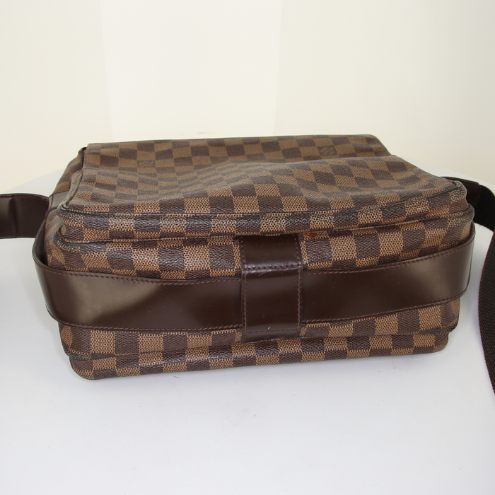 Sac bandoulière Louis Vuitton Naviglio en toile damier marron et cuir marron - Detail D4