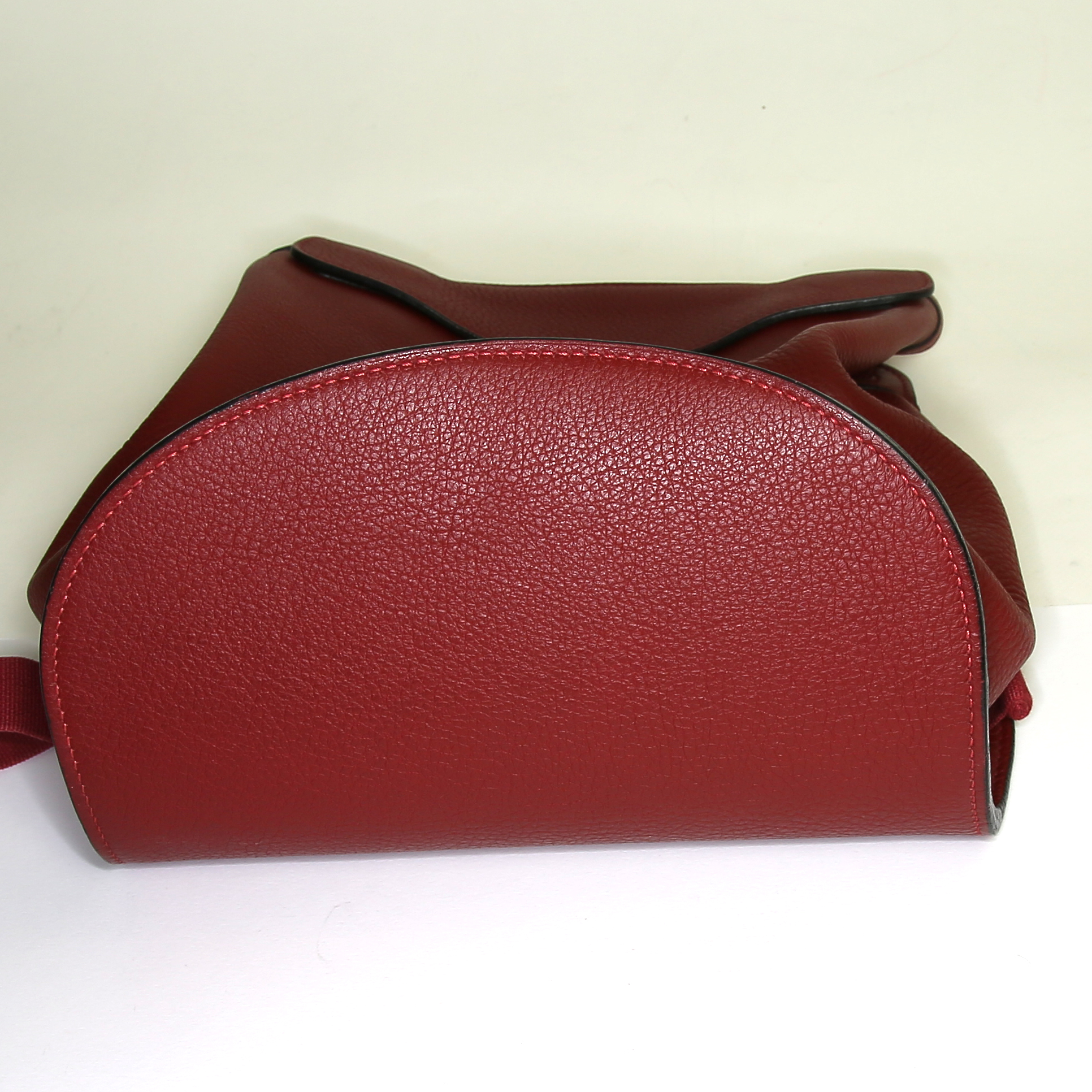 Hermès Sherpa backpack in burgundy togo leather - Detail D4