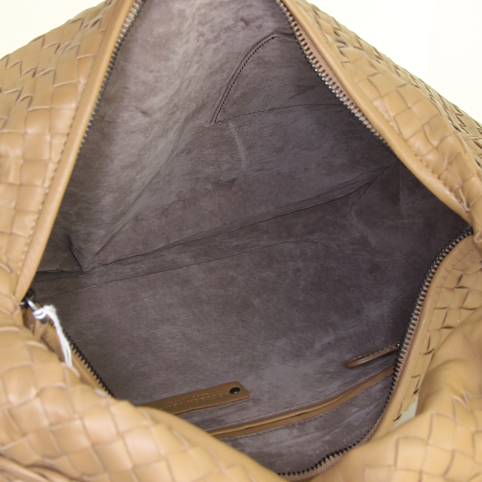 Bolso de mano Bottega Veneta Veneta en cuero intrecciato beige - Detail D2