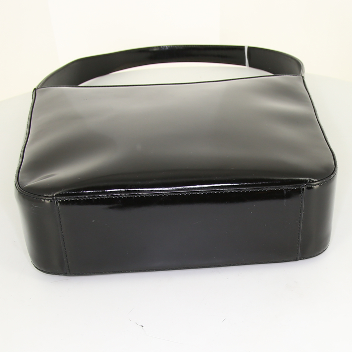 Gucci Vintage handbag in black patent leather - Detail D4
