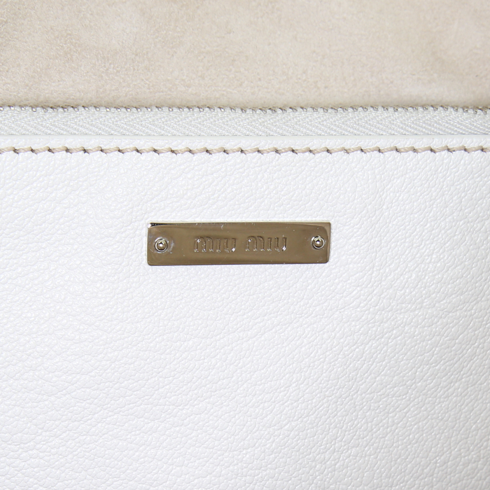 Shopping bag Miu Miu in pelle martellata bianca - Detail D4