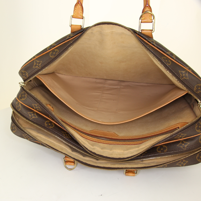 Porta-documentos Louis Vuitton Voyage en lona Monogram marrón y cuero natural - Detail D2