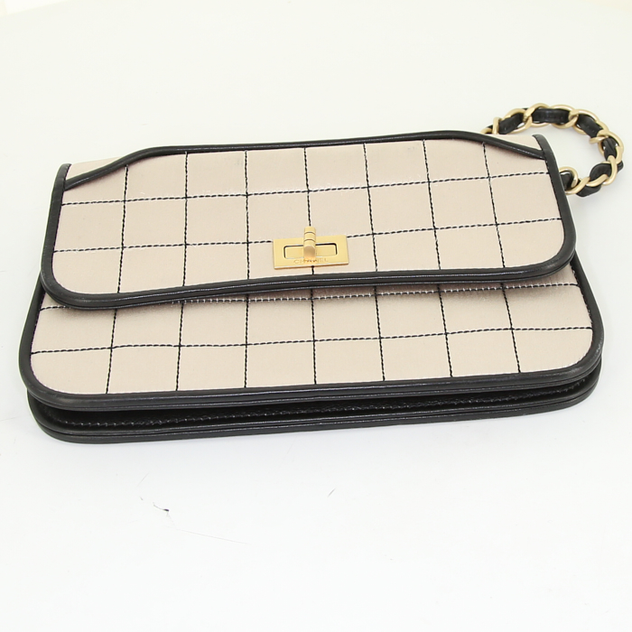 Chanel 2.55 handbag in beige satin and black leather - Detail D4