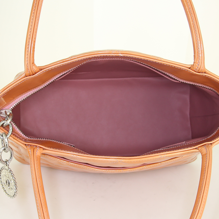 Borsa Chanel Medaillon - Bag in pelle verniciata e foderata arancione - Detail D2