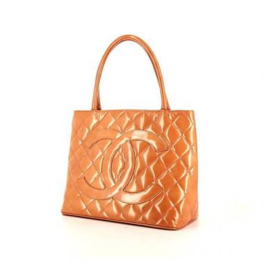 Sac à main Chanel Medaillon - Bag en cuir vernis matelassé orange