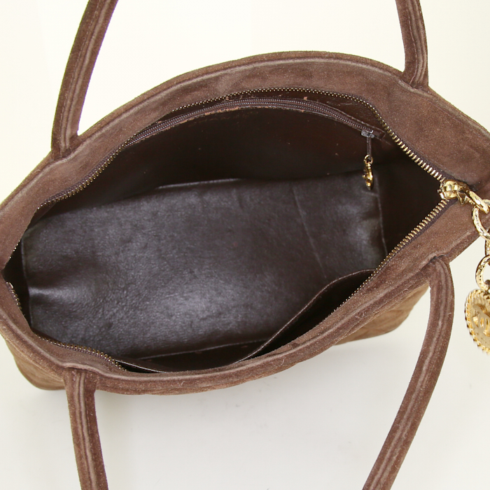 Chanel Medaillon - Bag handbag in brown quilted suede - Detail D2