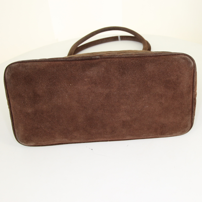 Sac à main Chanel Medaillon - Bag en daim matelassé marron - Detail D5