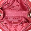 Bolso de mano Chanel en cuero rojo - Detail D2 thumbnail