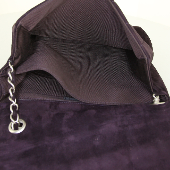 Bolso bandolera Chanel en ante acolchado morado - Detail D2