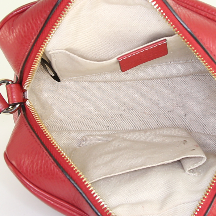 Bolso bandolera Gucci Soho en cuero granulado rojo - Detail D2