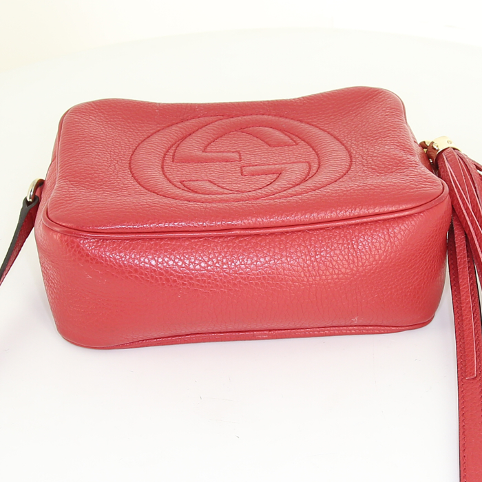 Borsa a tracolla Gucci Soho in pelle martellata rossa - Detail D4