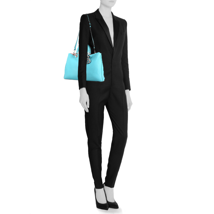Sac à main Dior Diorissimo grand modèle en cuir bleu - Detail D2