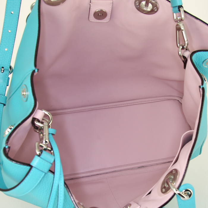 Sac à main Dior Diorissimo grand modèle en cuir bleu - Detail D3