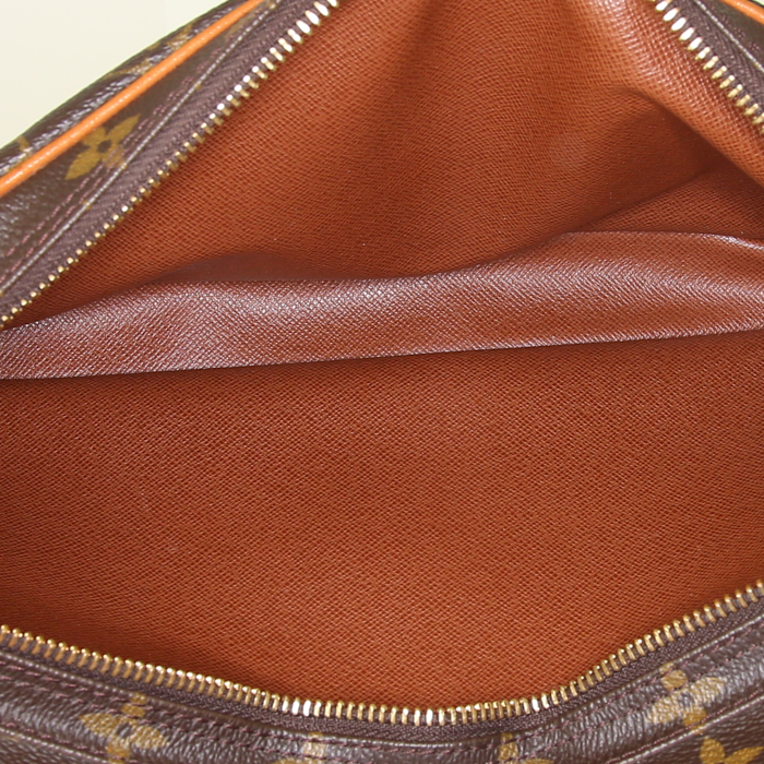 Bolso bandolera Louis Vuitton Amazone modelo grande en lona Monogram marrón y cuero natural - Detail D3