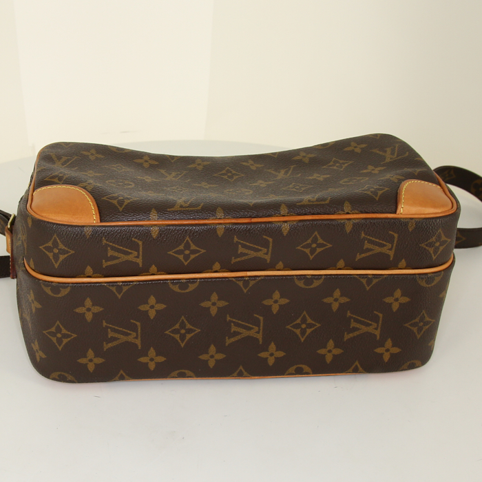 Sac bandoulière Louis Vuitton Amazone grand modèle en toile monogram marron et cuir naturel - Detail D5