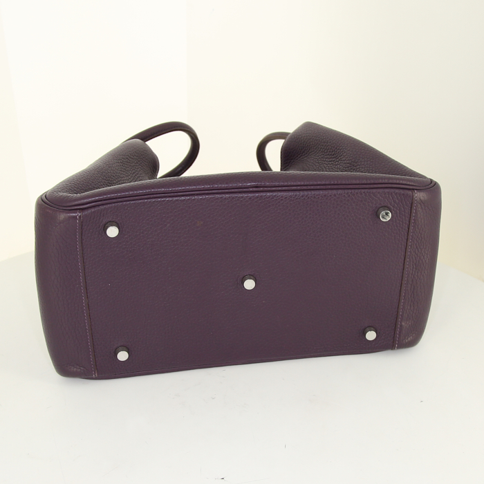 Bolso de mano Hermes Lindy 34 cm en cuero togo morado - Detail D4