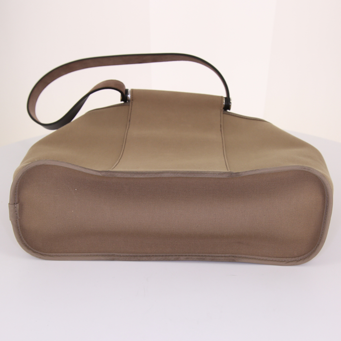 Bolso Cabás Hermès Cabag en lona color topo y cuero Fjord marrón - Detail D5