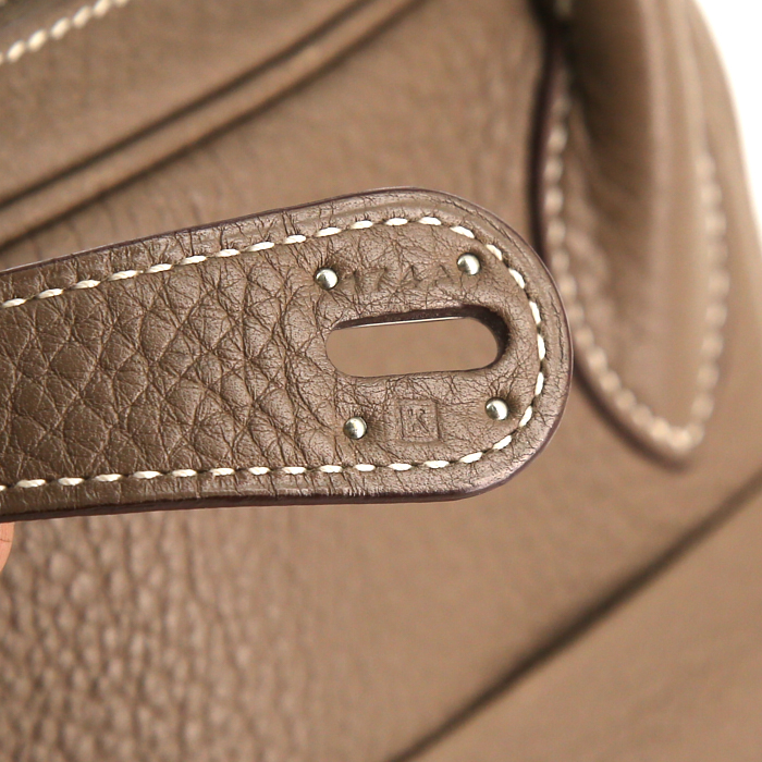 Borsa Hermes Lindy 30 cm in pelle togo etoupe - Detail D4