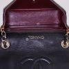 Sac bandoulière Chanel Mini Timeless en cuir matelassé noir - Detail D2 thumbnail