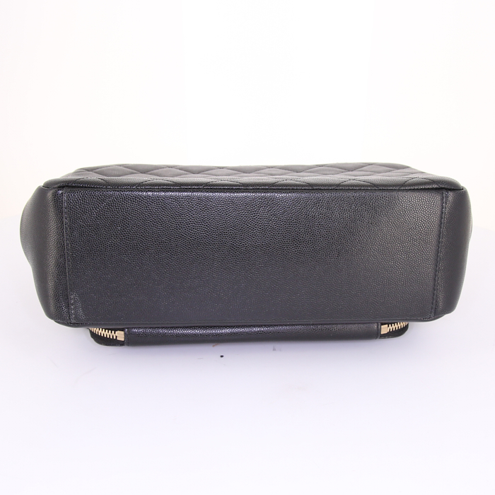 Sac bandoulière Chanel Timeless en cuir grainé matelassé noir - Detail D4