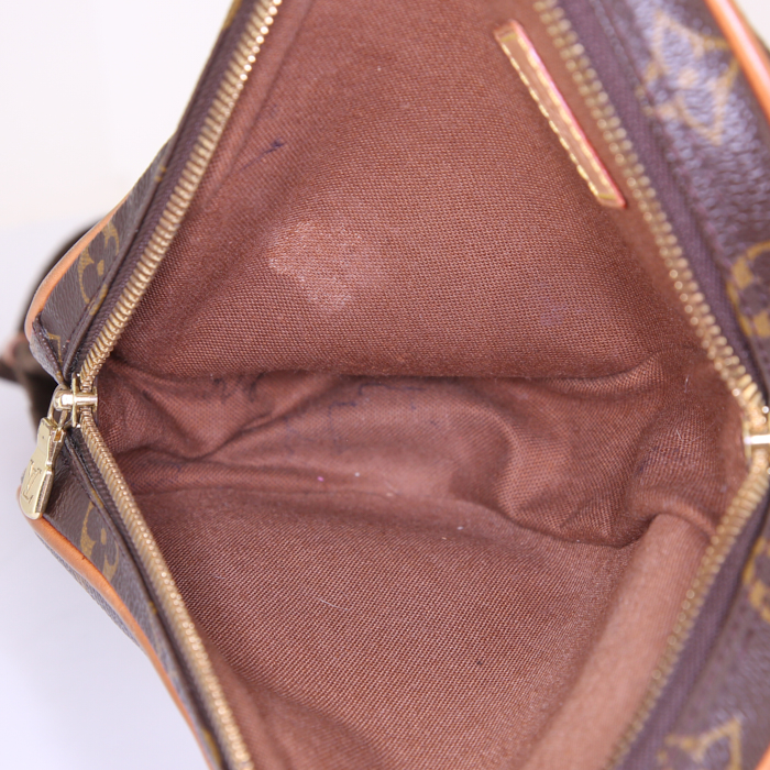 Pochette Louis Vuitton Gange en toile monogram enduite marron et cuir naturel - Detail D2