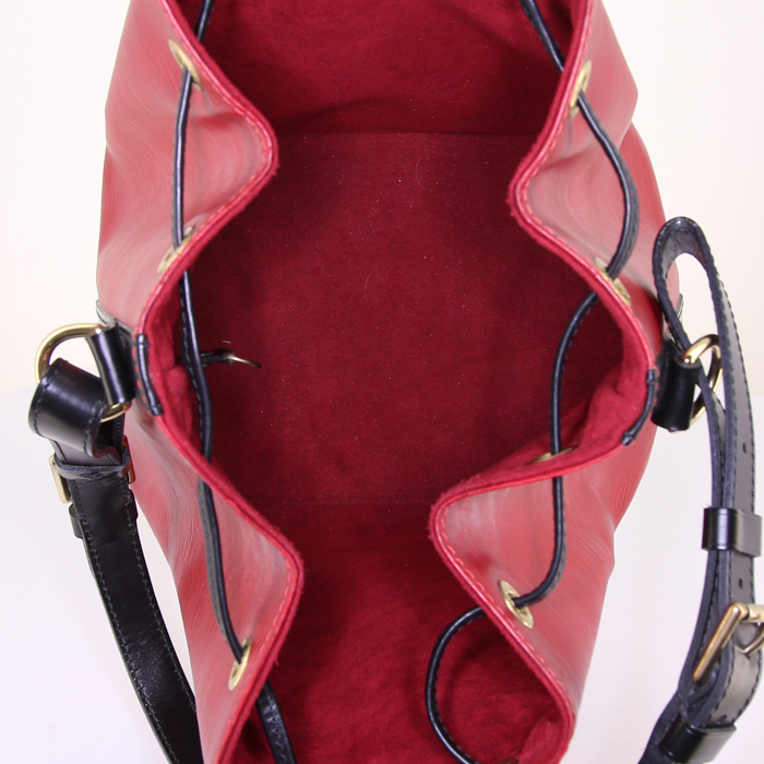 Sac à main Louis Vuitton petit Noé petit modèle en cuir épi rouge et noir - Detail D2