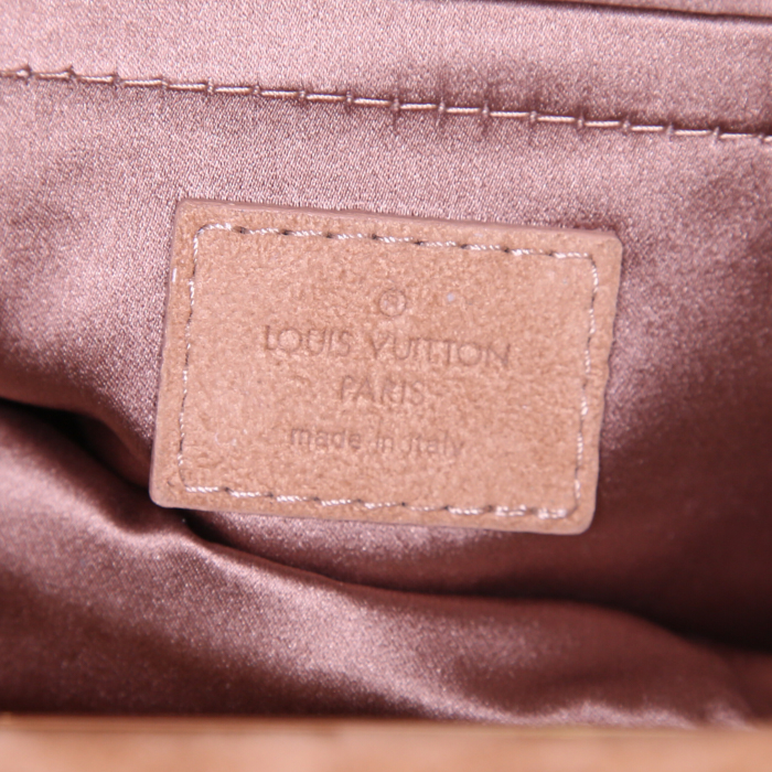 Pochette Louis Vuitton Motard Afterdark in camoscio monogram beige - Detail D3