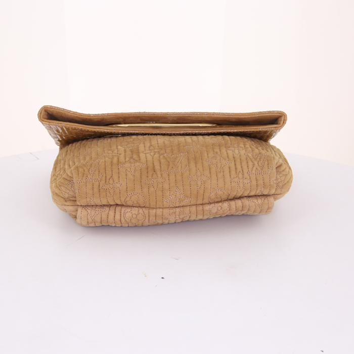 Louis Vuitton Motard Afterdark pouch in beige monogram suede - Detail D4