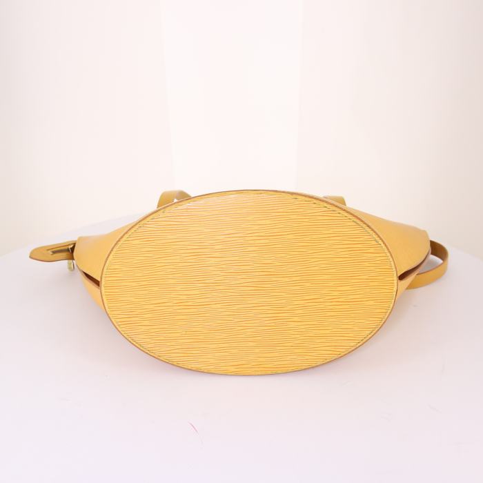 Sac à main Louis Vuitton Saint Jacques grand modèle en cuir épi jaune - Detail D4