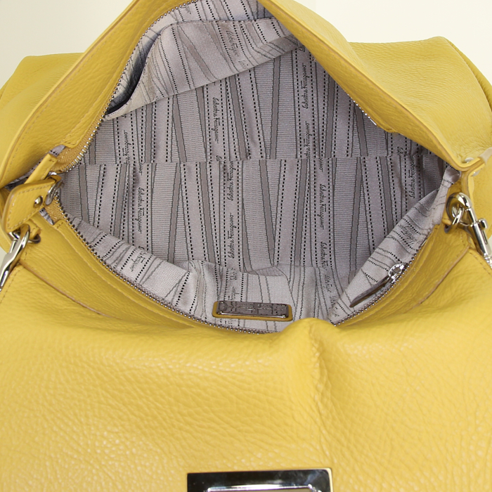 Bolso bandolera Salvatore Ferragamo Sofia en cuero granulado amarillo - Detail D3