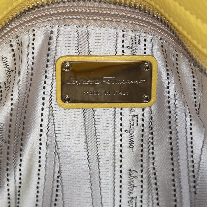 Salvatore Ferragamo Sofia shoulder bag in yellow grained leather - Detail D4