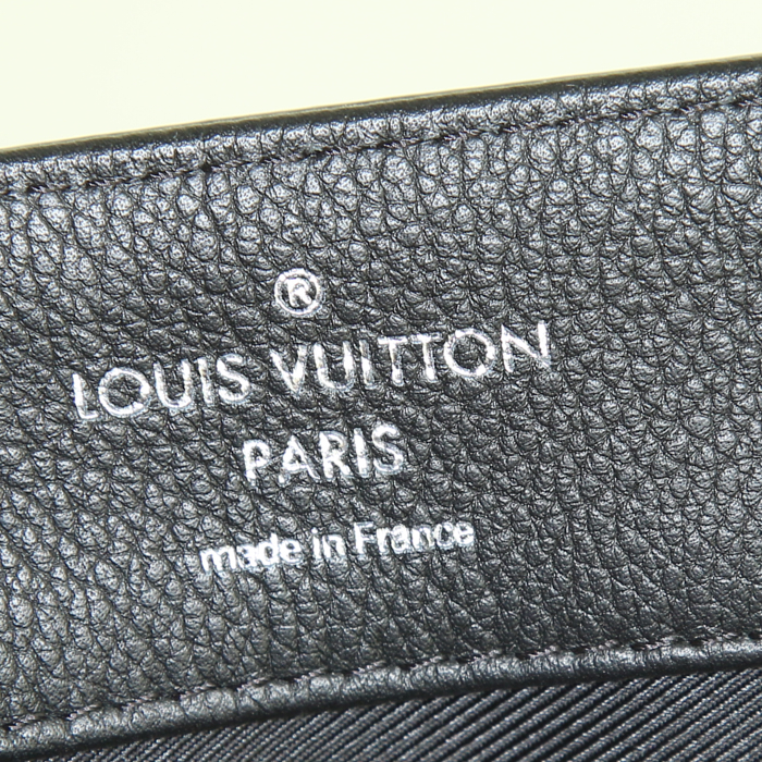 Louis Vuitton Lockme II handbag in black leather - Detail D4